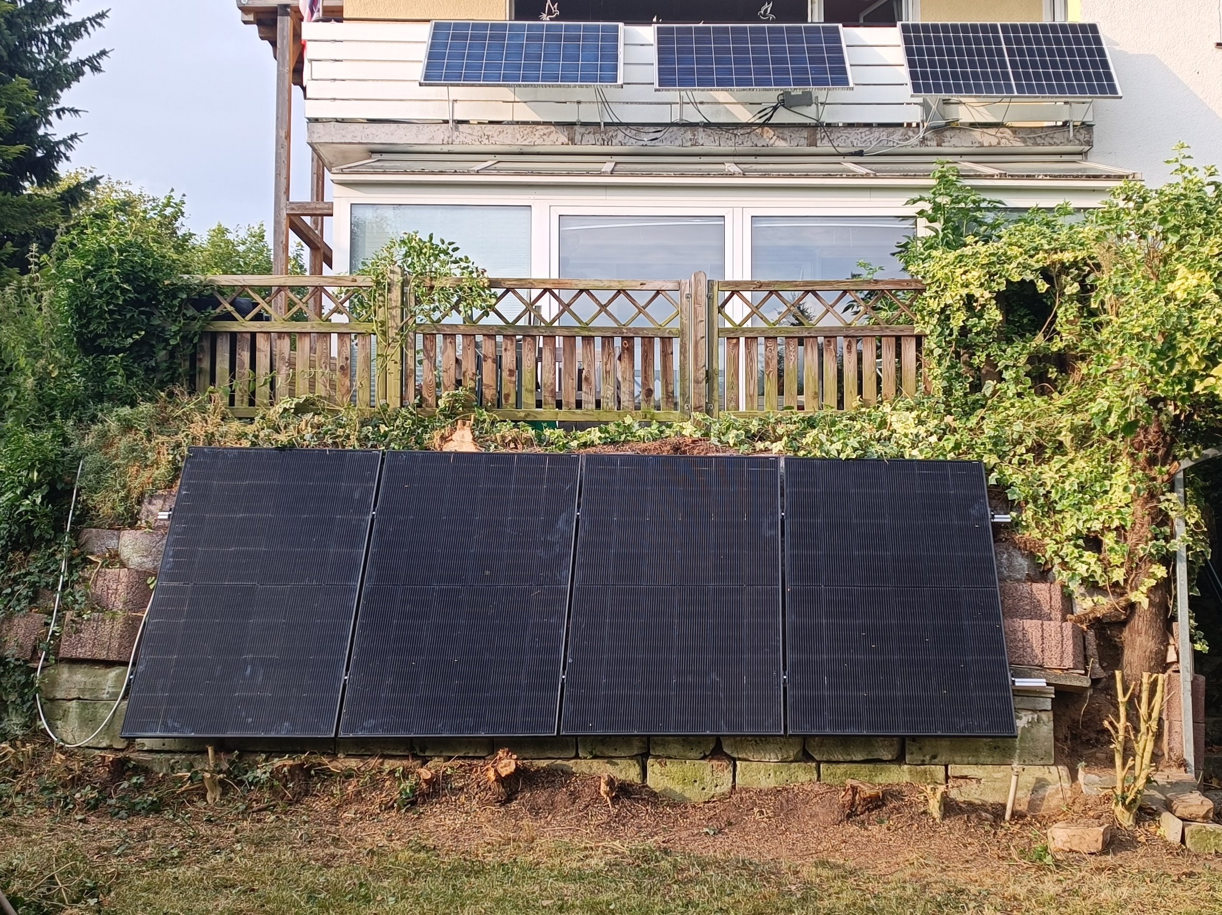 Balkon PV Bild PV Panels an Balkon und im Garten